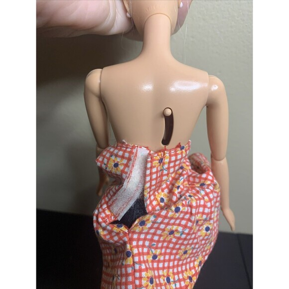 Vintage Mattel Barbie 1998 Long Blonde Hair Lever in the back to move her Arms - Picture 5 of 5